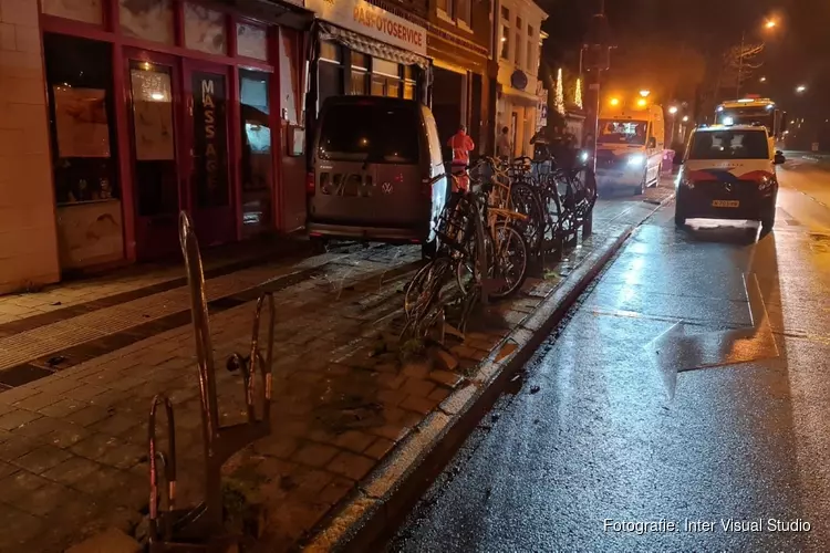 Bestuurder bestelbus verliest controle en ramt fietsenrek, winkel blijft gespaard