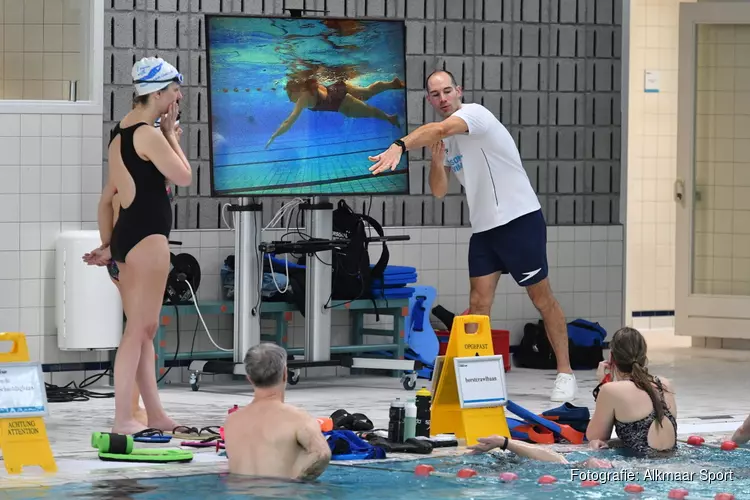 Oud Olympiër deelt zijn expertise tijdens Techniek Pitstraat in zwembad Hoornse Vaart