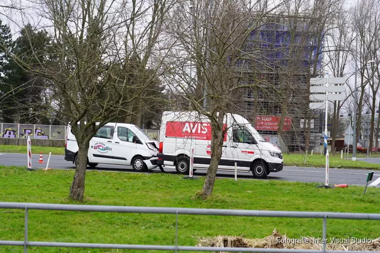 Aanrijding op verkeersplein Kooimeer