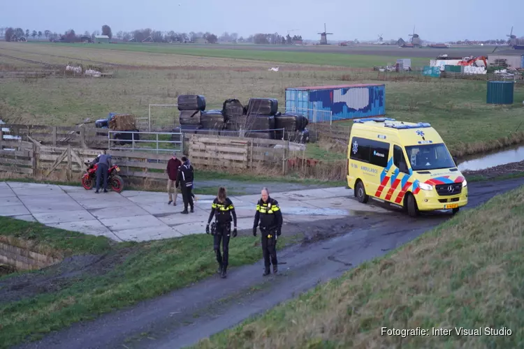 Motorrijder rijdt van dijk in Grootschermer en raakt gewond