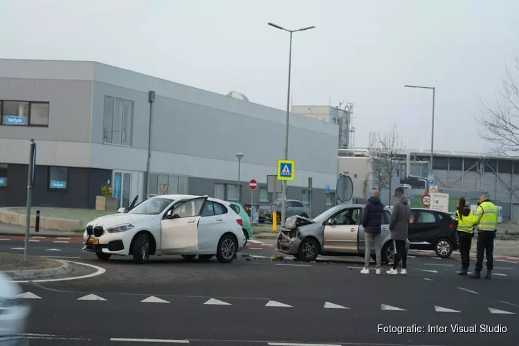 Veel schade bij kop-staartbotsing Hoeverweg