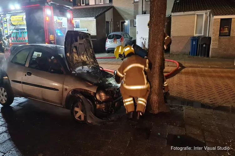 Auto door brand verwoest in Hannie Schaftstraat