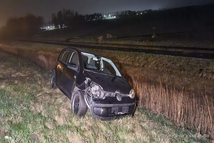 Automobilist sukkelt weg en rijdt verkeersbord uit de grond op N244