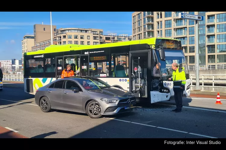 Lijnbus en auto in botsing in Alkmaar-Centrum