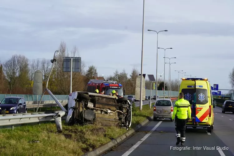 Automobiliste raakt macht over stuur kwijt en eindigt op kant langs N242