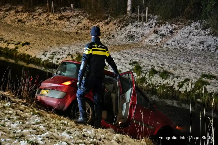 Drankrijder rijdt auto te water in Alkmaar