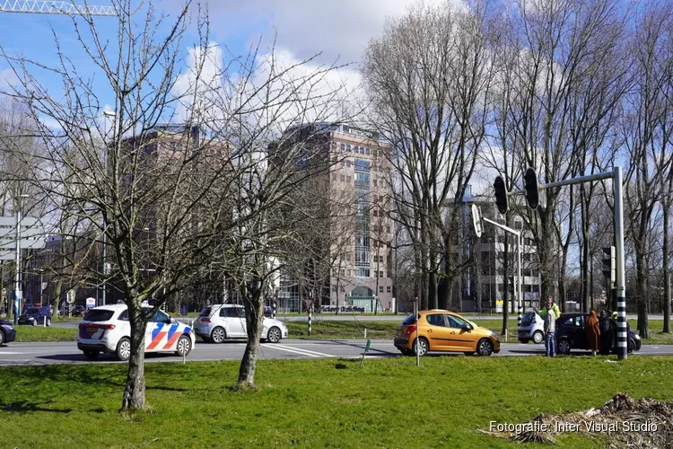 Kopstaartbotsing op rotonde Kooimeer