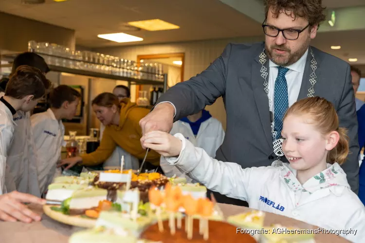 Scholieren De Phoenix stelen de show bij  Museum BroekerVeiling