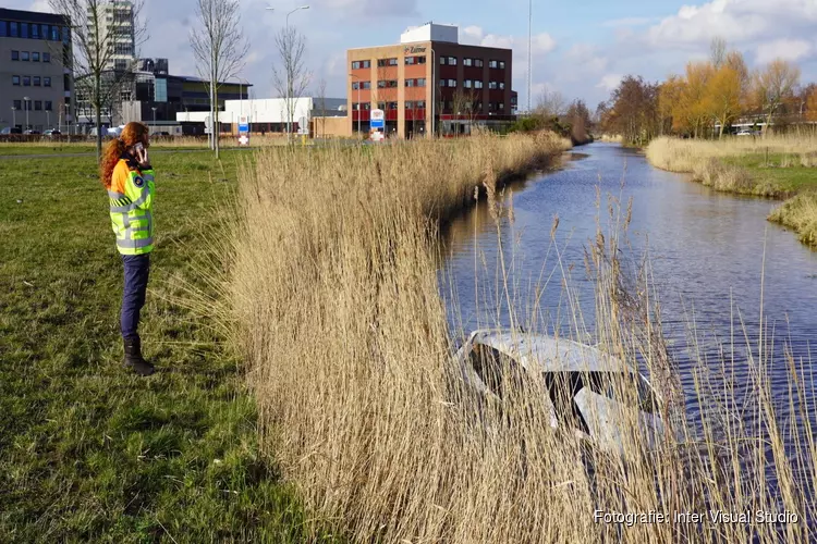 Auto te water langs Nollenweg, bestuurder aangehouden