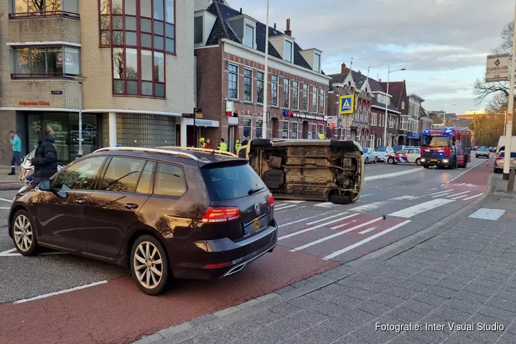 Auto op de kant na aanrijding in Alkmaar