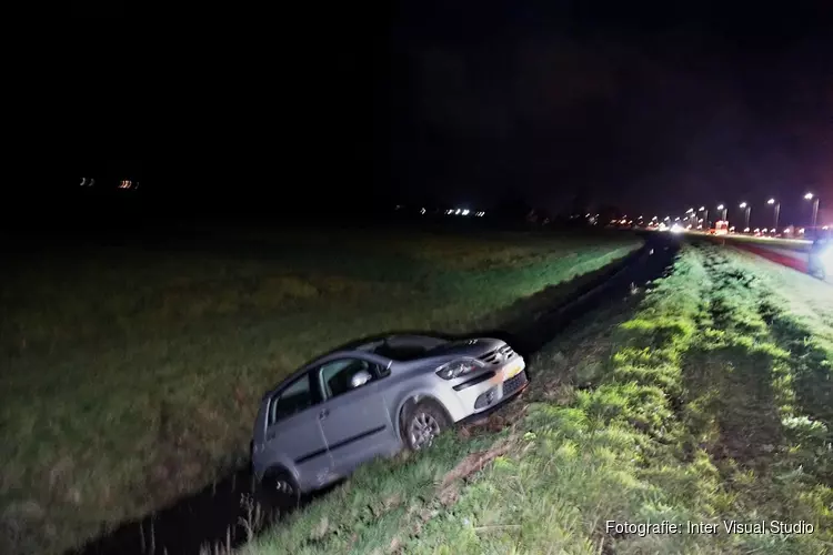 Automobilist komt met auto in de sloot langs N9 bij Bergen