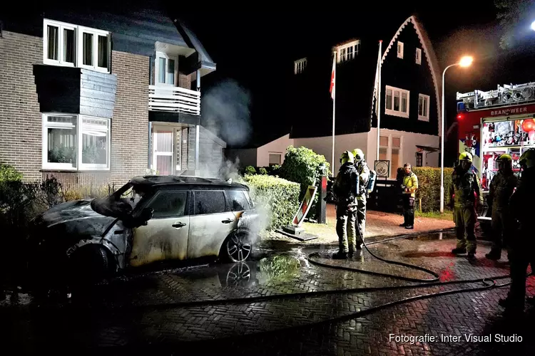 Auto door brand verwoest in Bergen