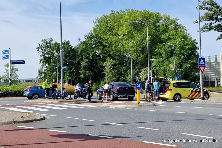 Wielrenner aangereden op rotonde in Alkmaar