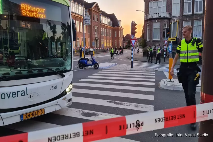 Aanrijding tussen lijnbus en scooter in Alkmaar