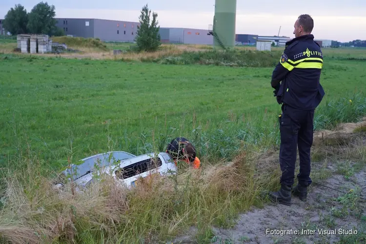 Auto vliegt uit de bocht op gladde weg in Alkmaar