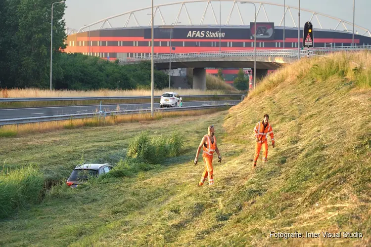 Auto te water vlakbij verkeersplein Kooimeer