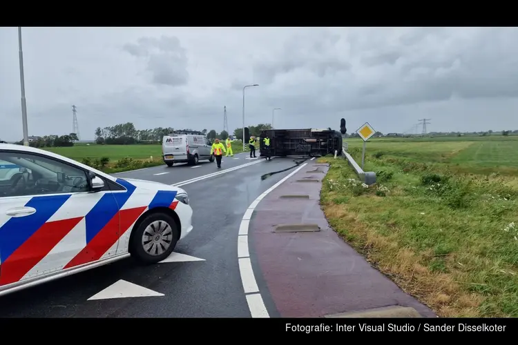 Verhuiswagen omgewaaid bij Markenbinnen