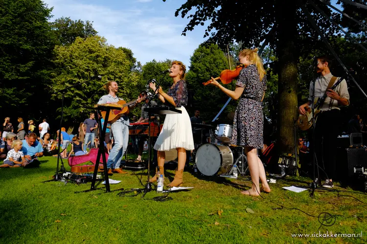 Ode aan de bomen met twaalf acts bij Podium onder de Boom Festival