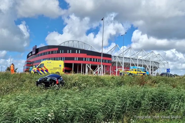 Auto raakt van de weg nabij AZ-Stadion