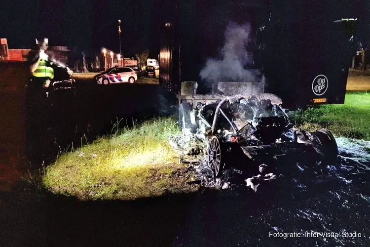 Auto door vlammen verwoest aan Beverkoog in Alkmaar