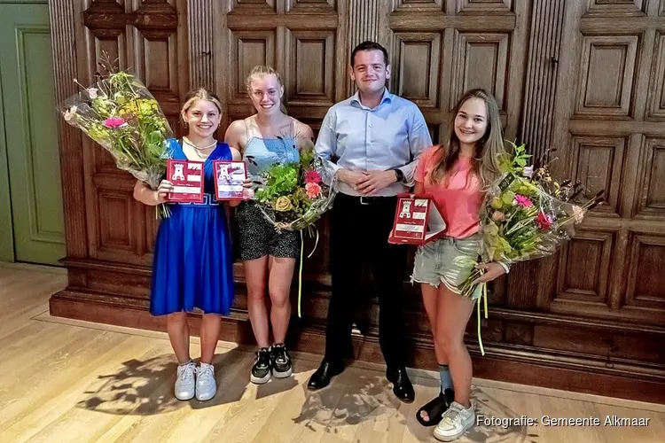 Alkmaarse Madelief, Thalissa en Lina gehuldigd na prestaties op NK Trampolinespringen