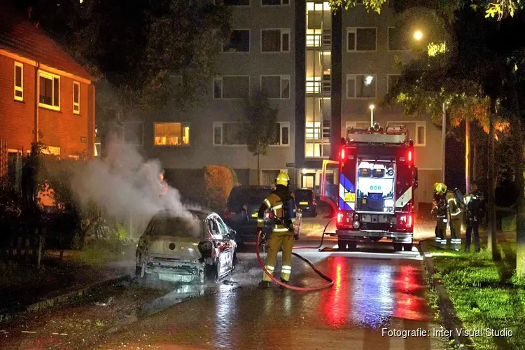 Auto door brand verwoest aan Roelantstraat