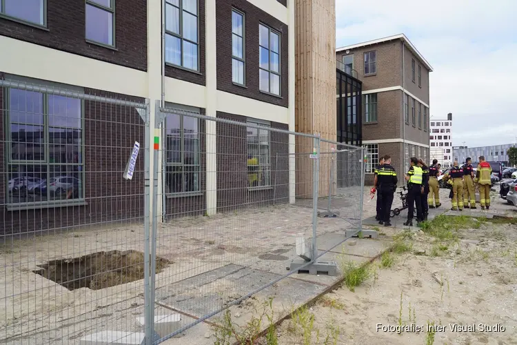 Twee personen vallen in sinkhole in Alkmaar