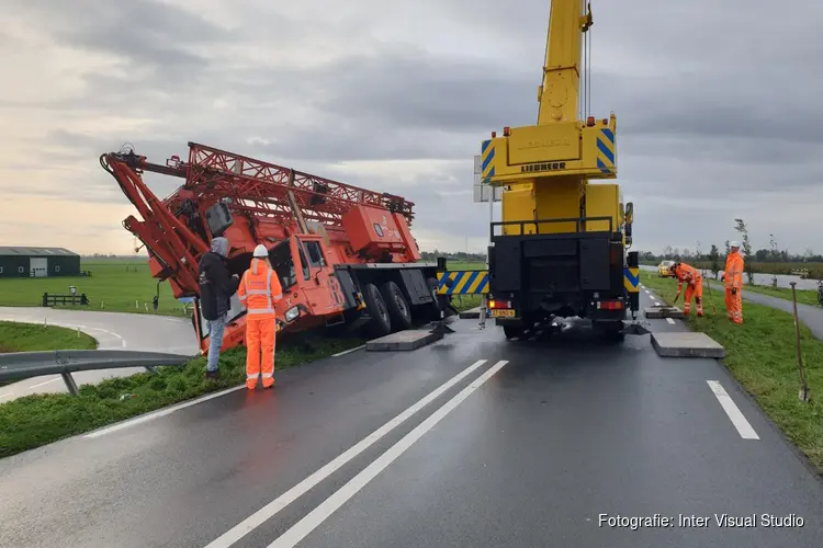 Telekraan hijst telekraan bij De Woude