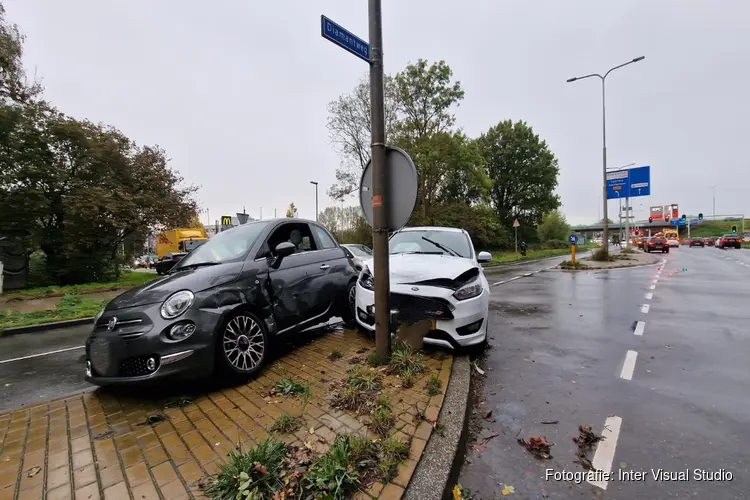 Twee gewonden na aanrijding op Diamantweg