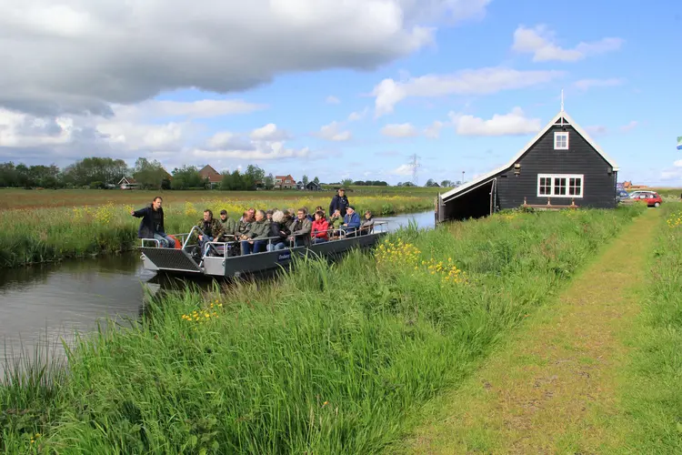 In de excursieboot op zoek naar wintergasten in de Eilandspolder