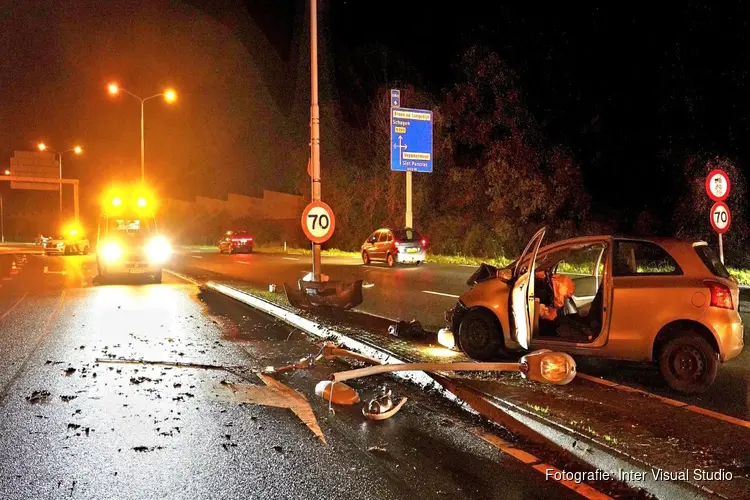 Auto rijdt lantaarnpaal uit de grond op N245, vrouw gewond