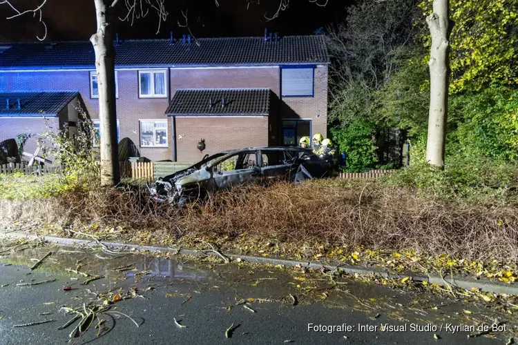 Auto vliegt uit de bocht en in brand: twee gewonden