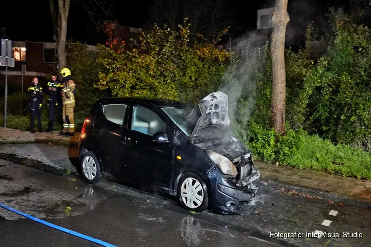 Auto door brand verwoest in Breeuwerstraat