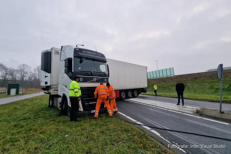 Vrachtwagen geschaard in Alkmaar