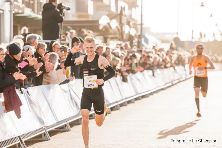 Khalid Choukoud, Tom Hendrikse en Luuk Maas aan de start NN Egmond Halve Marathon