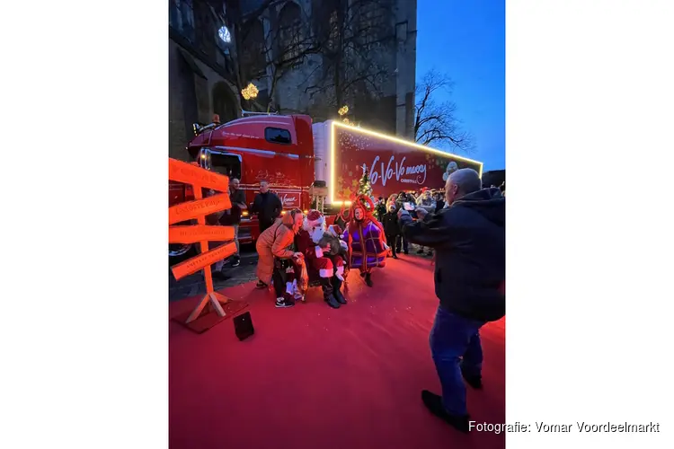 Kerstman brengt met Vomar Kersttruck gezelligheid en gratis kerstpakketten in centrum Alkmaar