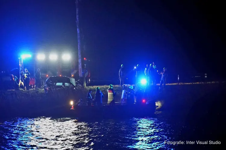 Auto botst tegen boom in Zuidschermer