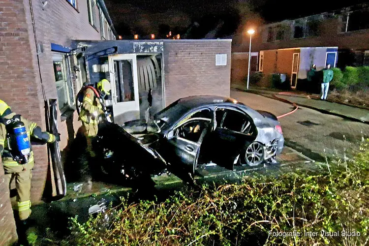 Auto in vlammen op in Alkmaar, fikse schade aan woning