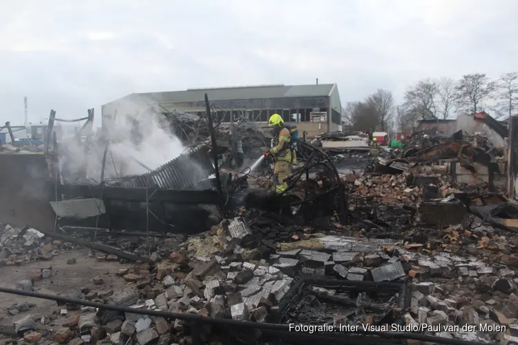 Schade na verwoestende brand in Heerhugowaard bij daglicht goed zichtbaar