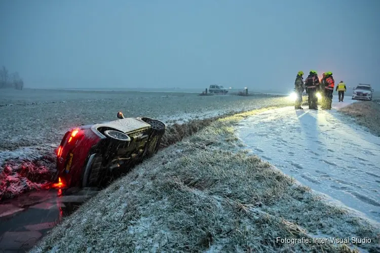 Auto uit de bocht door gladheid in Bergen