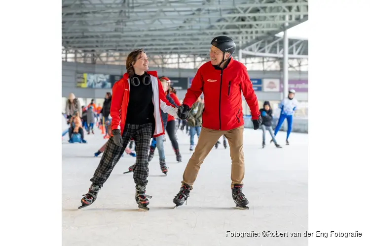 Hand in hand schaatsend op ijsbaan De Meent