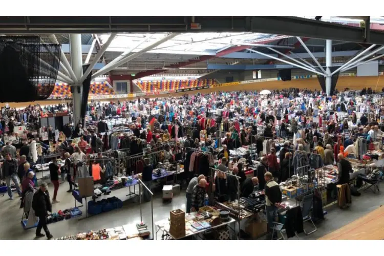 Rommelmarkt op Alkmaarse wielerbaan