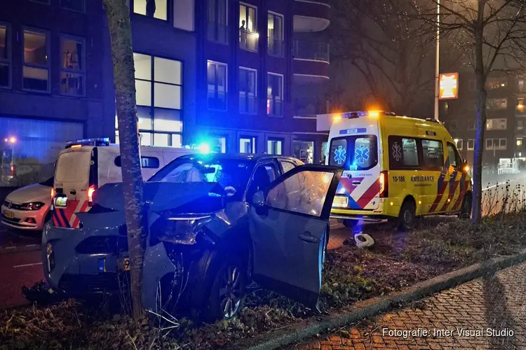 Auto tegen boom in Alkmaar, bestuurder gereanimeerd