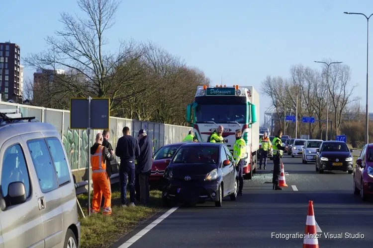 Aanrijding met vrachtwagen en drie auto’s in Alkmaar