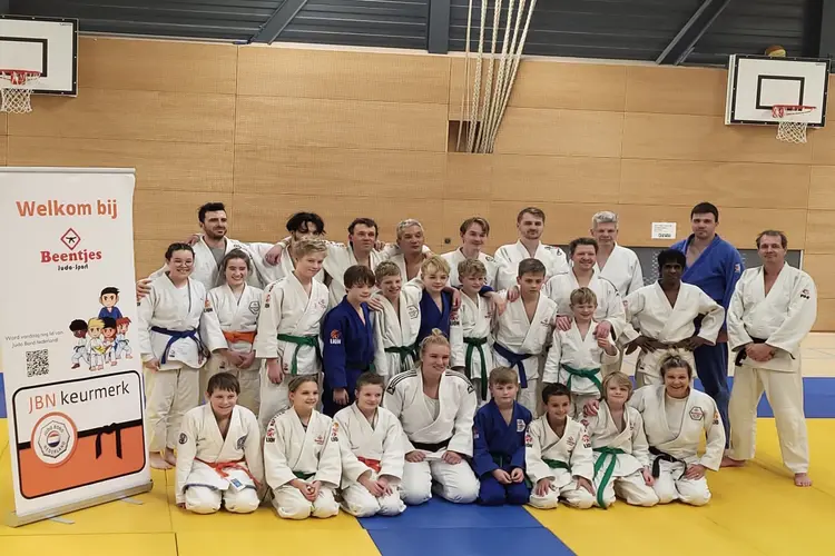 Judokampioen Karen Stevenson geeft les aan jeugd Beentjes Judo Sport