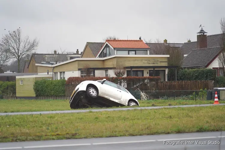 Auto raakt van de weg in Egmond-Binnen