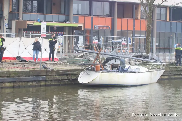 Overleden persoon aangetroffen op bootje aan Kwakelkade in Alkmaar
