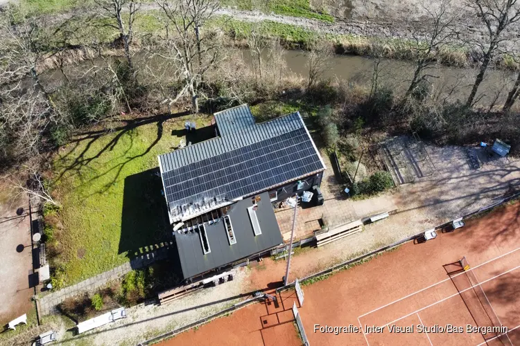 Schade door brand bij tennisvereniging bij daglicht goed zichtbaar door dronefoto's