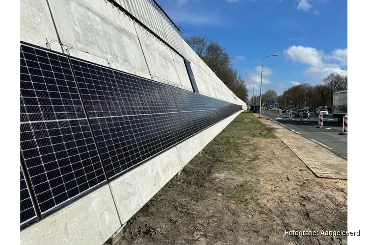 Eerste zonnepanelen geplaatst op Energieleverend Geluidsscherm