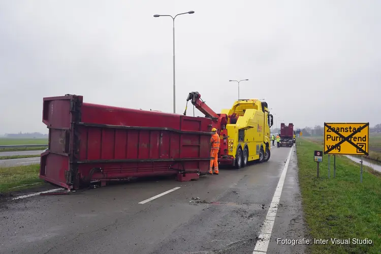 Vrachtwagen verliest container op N242 bij Alkmaar